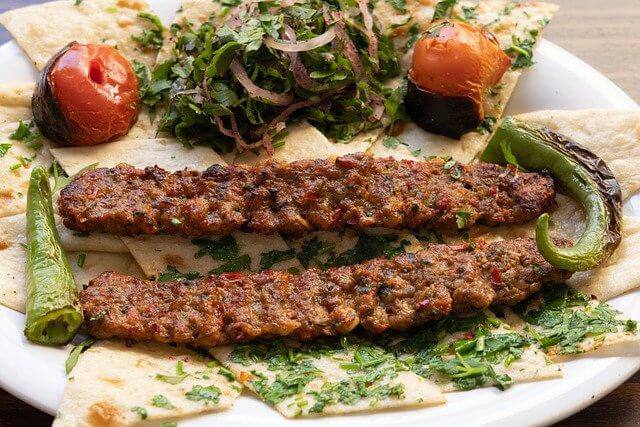 İstanbul’da uygun fiyatlı bir restoranda kebap ve mezeler