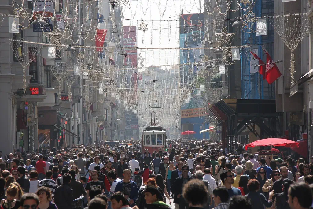 Crowded İstiklal Avenue in Beyoğlu, Istanbul, where the friendly-local bar scam targets tourists
