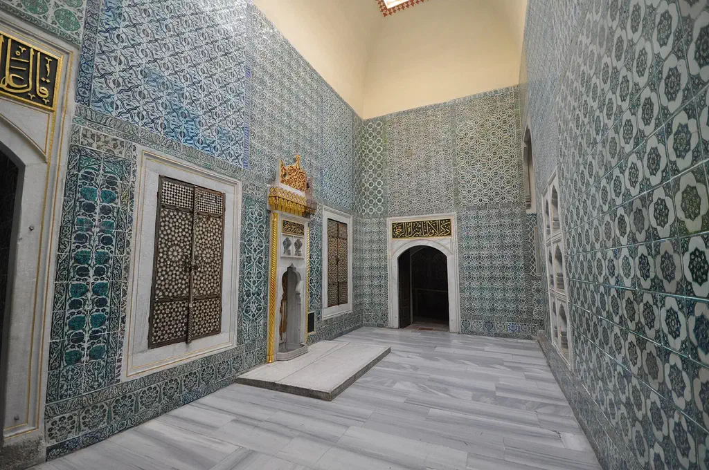 Hand-painted Iznik cini ceramic tiles in cobalt blue, red and turquoise floral patterns at a workshop