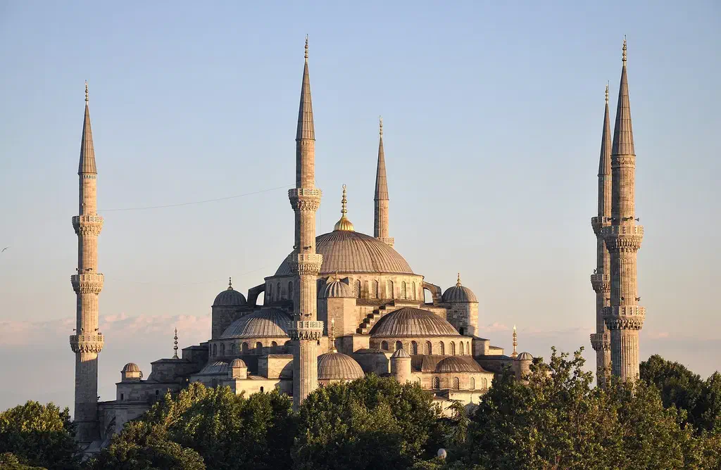 Akşamüstü altı minaresi ve kubbe kademeleriyle İstanbul'da Sultanahmet Camii