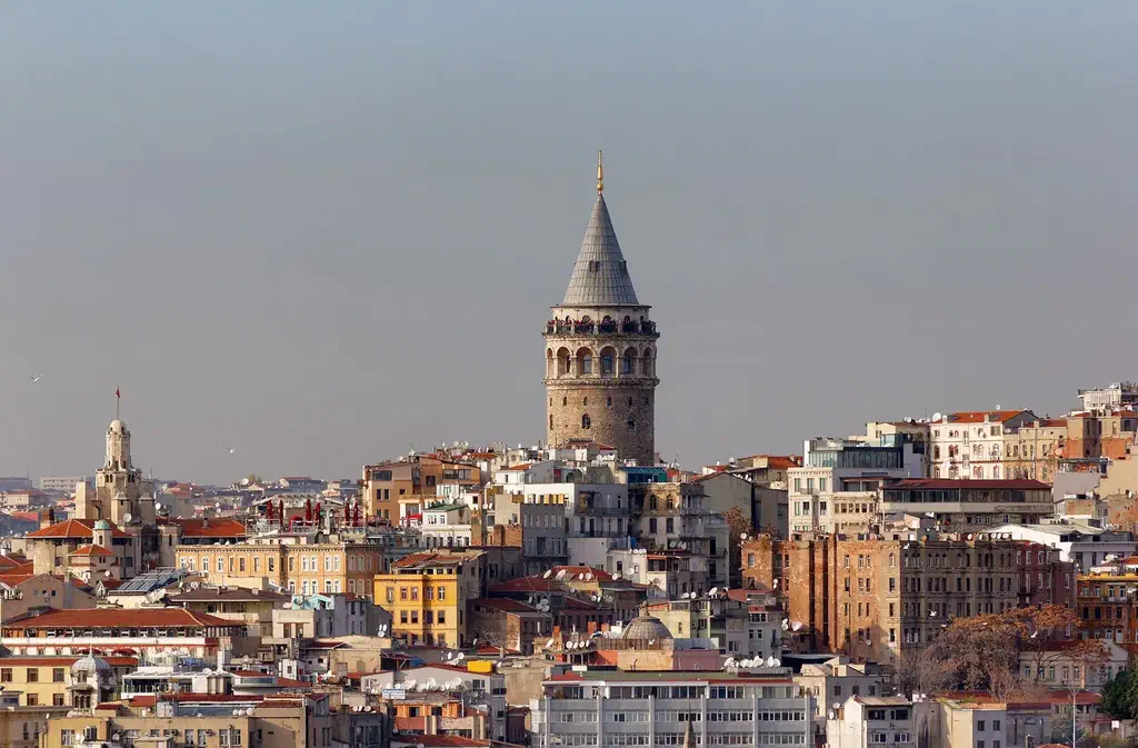 Beyoğlu'nun çatılarının üzerinde yükselen, konik çatılı taş Galata Kulesi