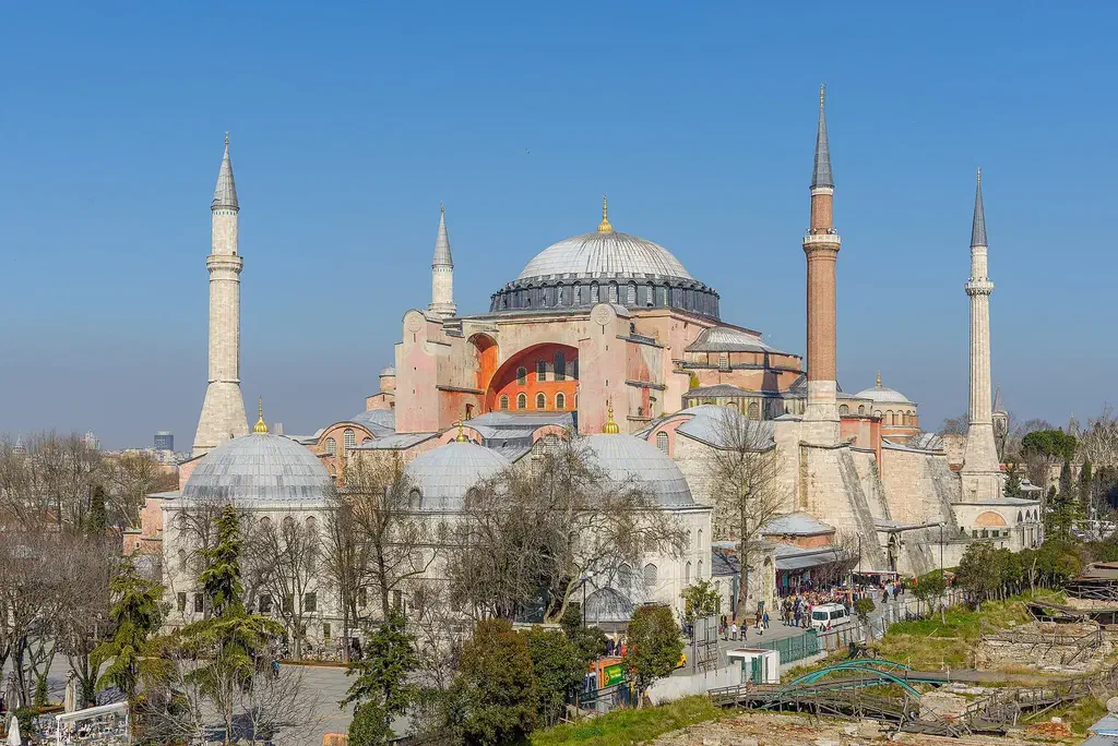 İstanbul'da Ayasofya'nın büyük merkezî kubbesi ve dört minaresiyle dış görünümü
